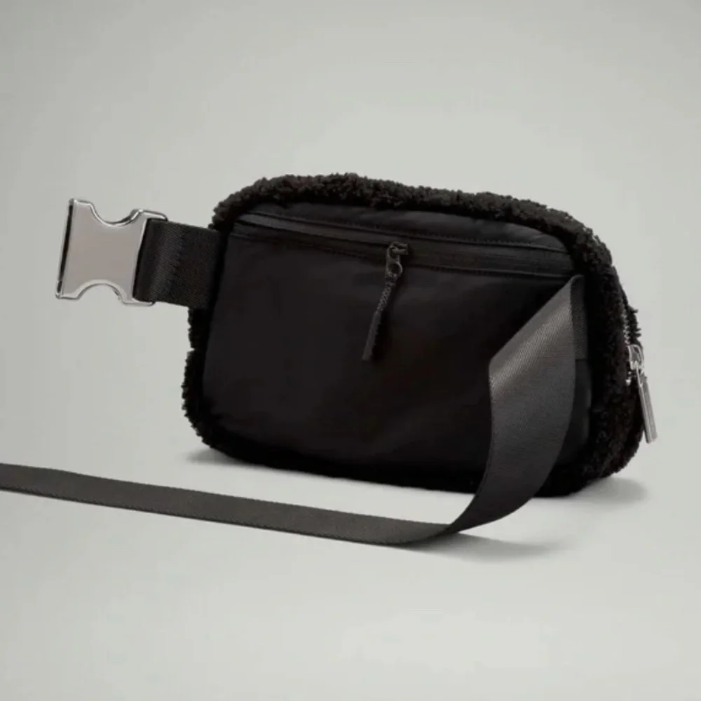 Lululemon Everywhere Belt Bag Black Fleece - Picture 6 of 9